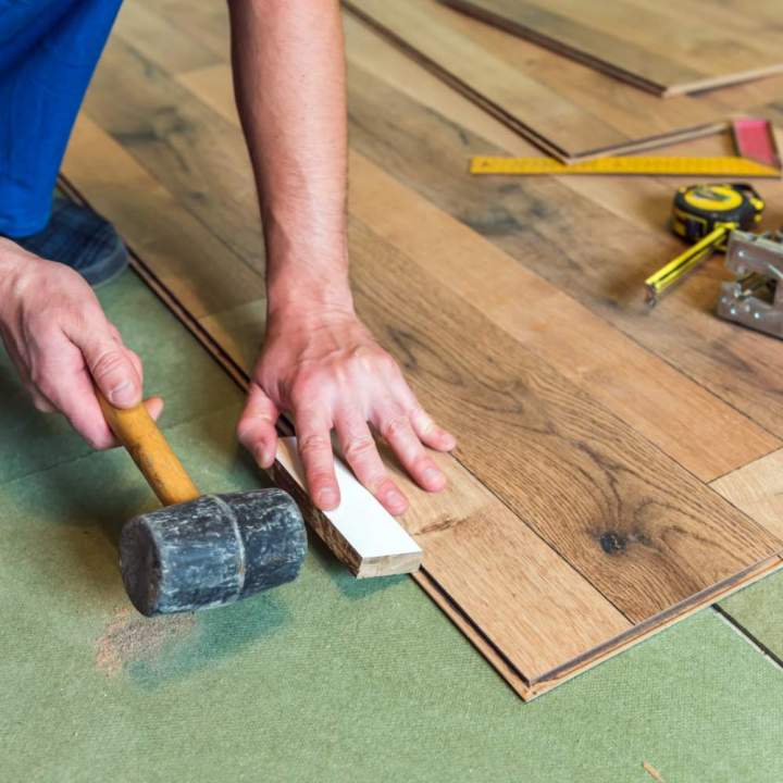 Nous installons et réparons des planchers en bois franc pré-verni ou brut. Nous connaissons toutes les techniques d'installation du bout des doigts.